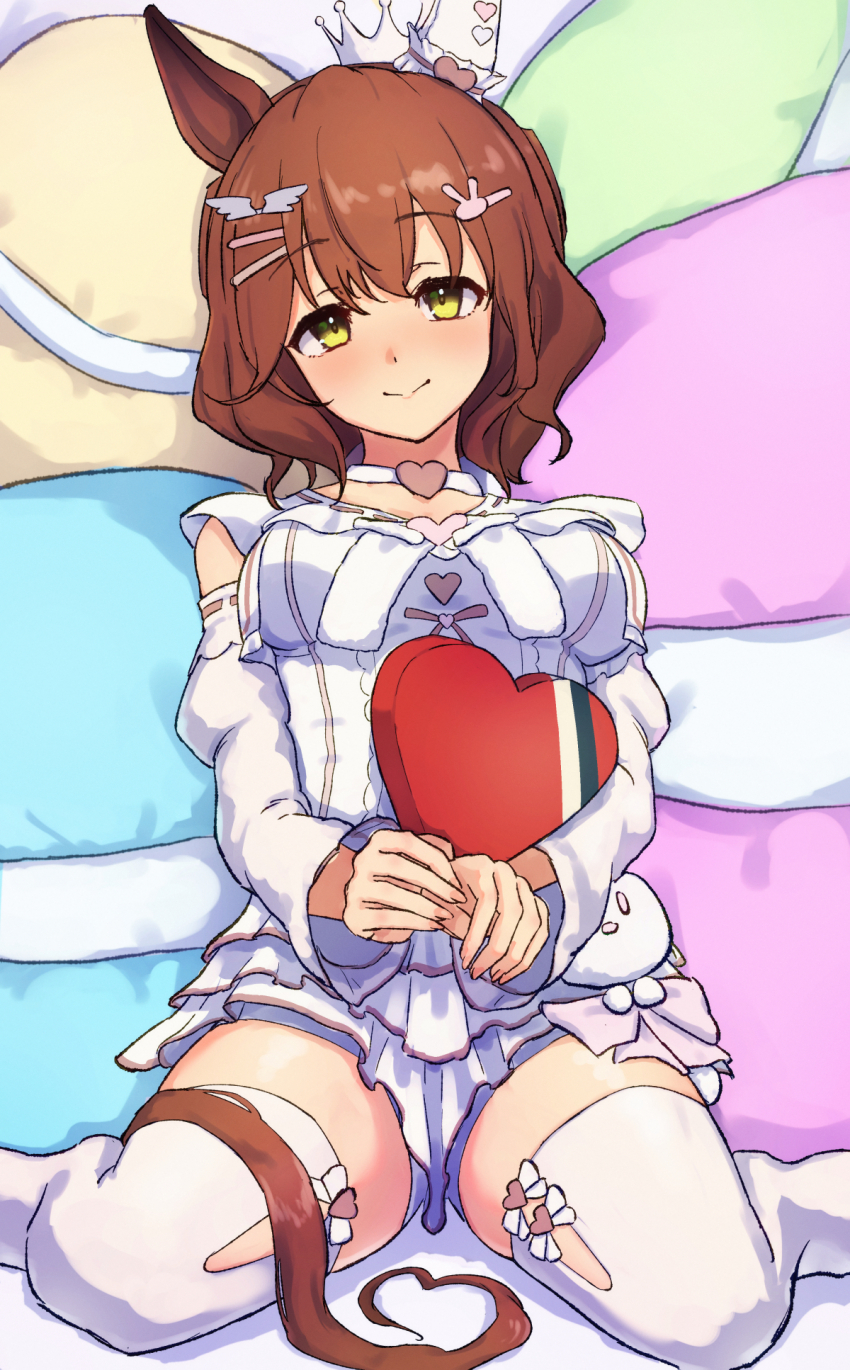 1girl :&gt; animal_ears aston_machan_(everlasting_candy)_(umamusume) aston_machan_(umamusume) breasts brooch brown_hair choker commentary crown detached_sleeves ear_covers green_eyes hair_between_eyes hair_ornament harakomeshi heart heart_brooch heart_choker heart_hair_ornament highres horse_ears horse_girl horse_tail jewelry looking_at_viewer medium_breasts mini_crown no_shoes official_alternate_costume puffy_detached_sleeves puffy_sleeves single_ear_cover sitting smile solo tail thighhighs umamusume valentine wariza white_thighhighs wing_hair_ornament