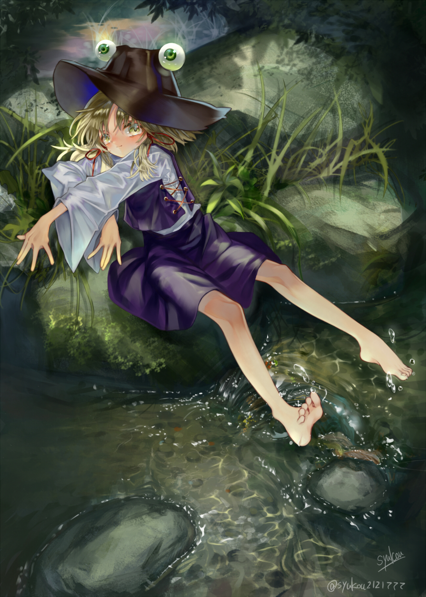 1girl bare_legs barefoot blonde_hair brown_hat commentary_request day grass hat highres lake long_sleeves medium_hair moriya_suwako outdoors purple_skirt purple_vest pyonta rock shirt skirt soaking_feet soles solo syukou toenails toes touhou vest white_shirt wide_sleeves yellow_eyes
