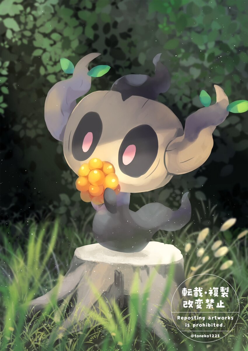 berry_(pokemon) commentary_request eating gen_6_pokemon grass highres holding leaf nintendo no_humans outdoors phantump pink_eyes pokemon pokemon_(creature) razz_berry solo toneko twitter_username