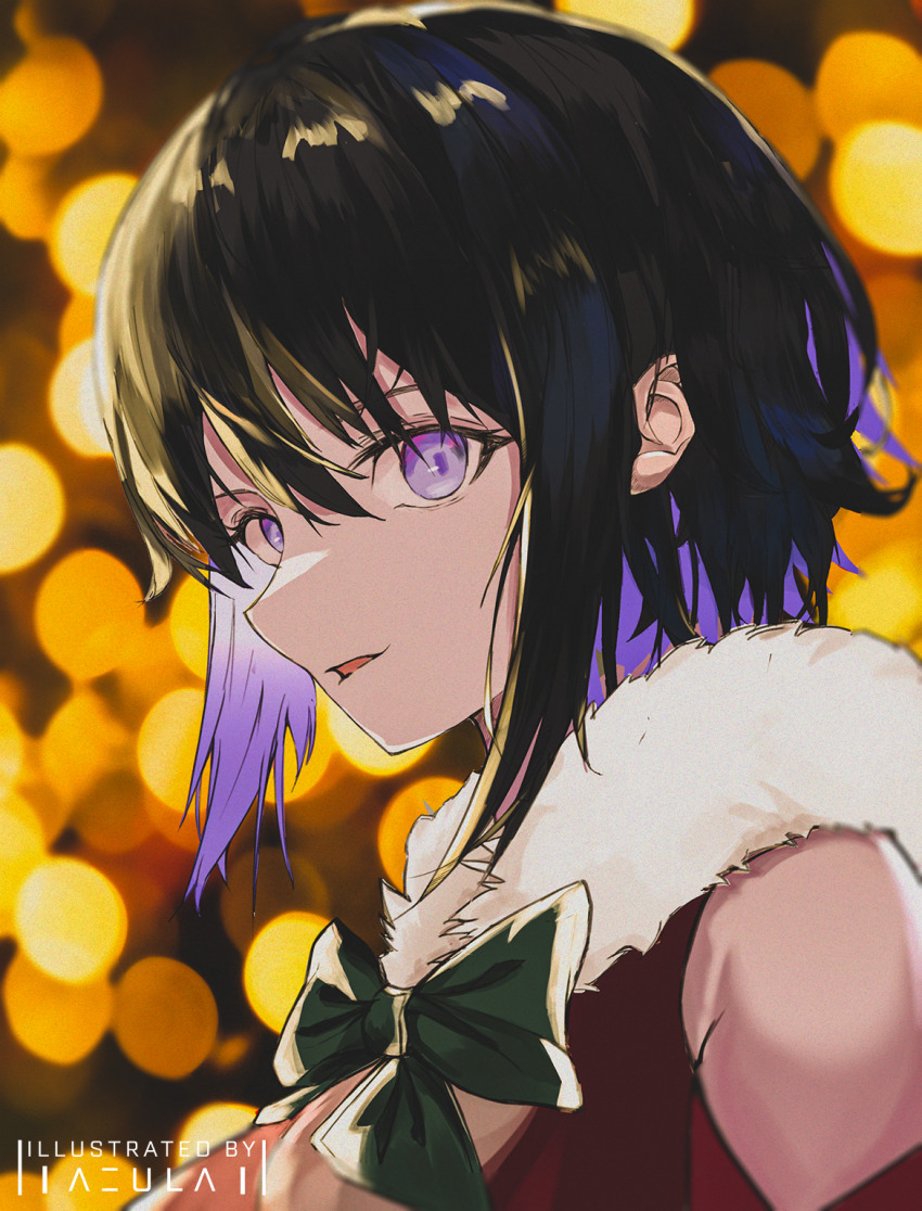 1girl artist_name az&#039;ruler bare_shoulders black_hair blurry blurry_background bokeh bow christmas colored_inner_hair commentary depth_of_field from_side fur_trim green_bow highres looking_at_viewer looking_to_the_side multicolored_hair original parted_lips portrait purple_eyes purple_hair short_hair sidelocks solo symbol-only_commentary