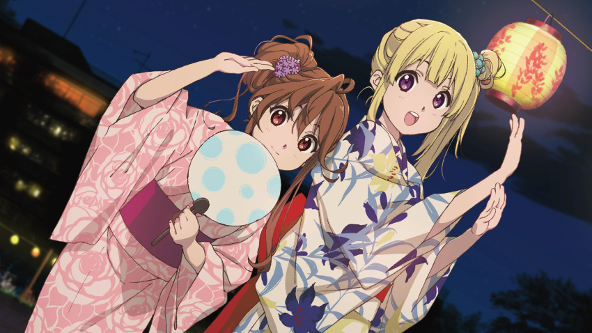 22/7 22/7_ongaku_no_jikan 2girls alternate_hairstyle blonde_hair brown_eyes brown_hair closed_mouth dutch_angle floral_print floral_print_kimono fujima_sakura game_cg hair_ornament hand_fan hands_up highres horiguchi_yukiko japanese_clothes kimono lantern long_hair looking_at_viewer multiple_girls night non-web_source official_art one_side_up open_mouth outdoors paper_fan print_kimono purple_eyes sidelocks smile teeth toda_jun uchiwa upper_teeth_only yukata