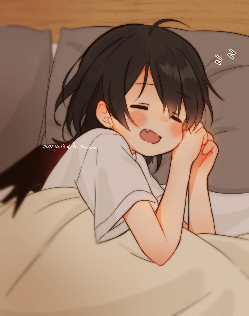 1boy arms_up bed black_hair black_wings blush child closed_eyes commentary_request dated dot_nose fang far_tarooo hair_between_eyes headboard highres lying male_focus on_side open_mouth original parted_bangs pillow shiro_(far_tarooo) shirt short_sleeves sleeping solo t-shirt twitter_username under_covers upper_body white_shirt wings zzz