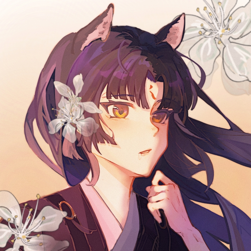 1girl animal_ears arknights bie_rou_jiang black_hair black_kimono chinese_commentary commentary_request drooling facial_mark floating_hair flower forehead_mark hair_intakes hand_up highres japanese_clothes kimono long_hair looking_ahead parted_bangs parted_lips purple_hair saga_(arknights) saliva solo upper_body white_flower yellow_eyes