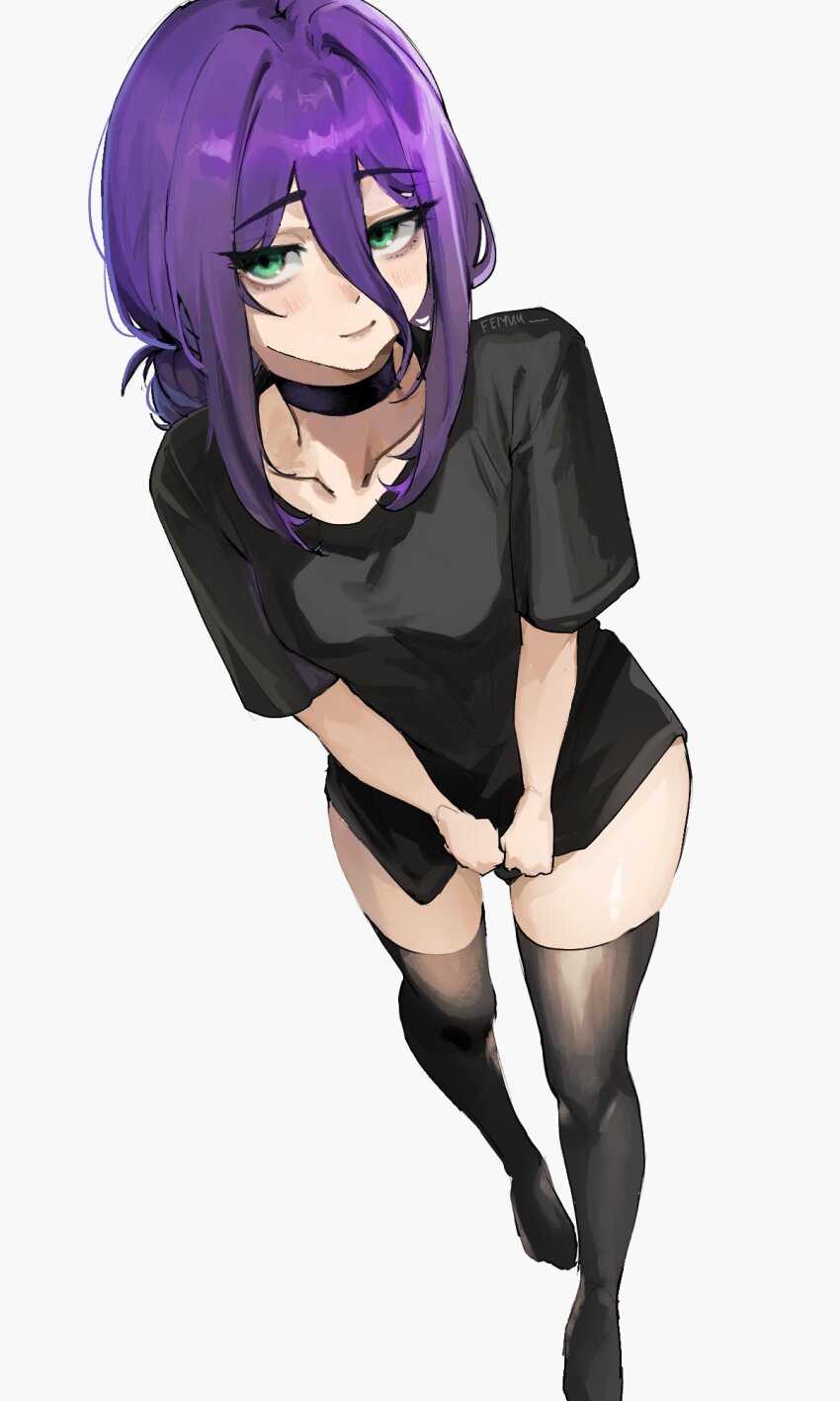 1girl black_choker black_shirt black_thighhighs breasts chainsaw_man choker feiyuu green_eyes hair_between_eyes highres purple_hair reze_(chainsaw_man) shirt simple_background small_breasts solo thighhighs white_background