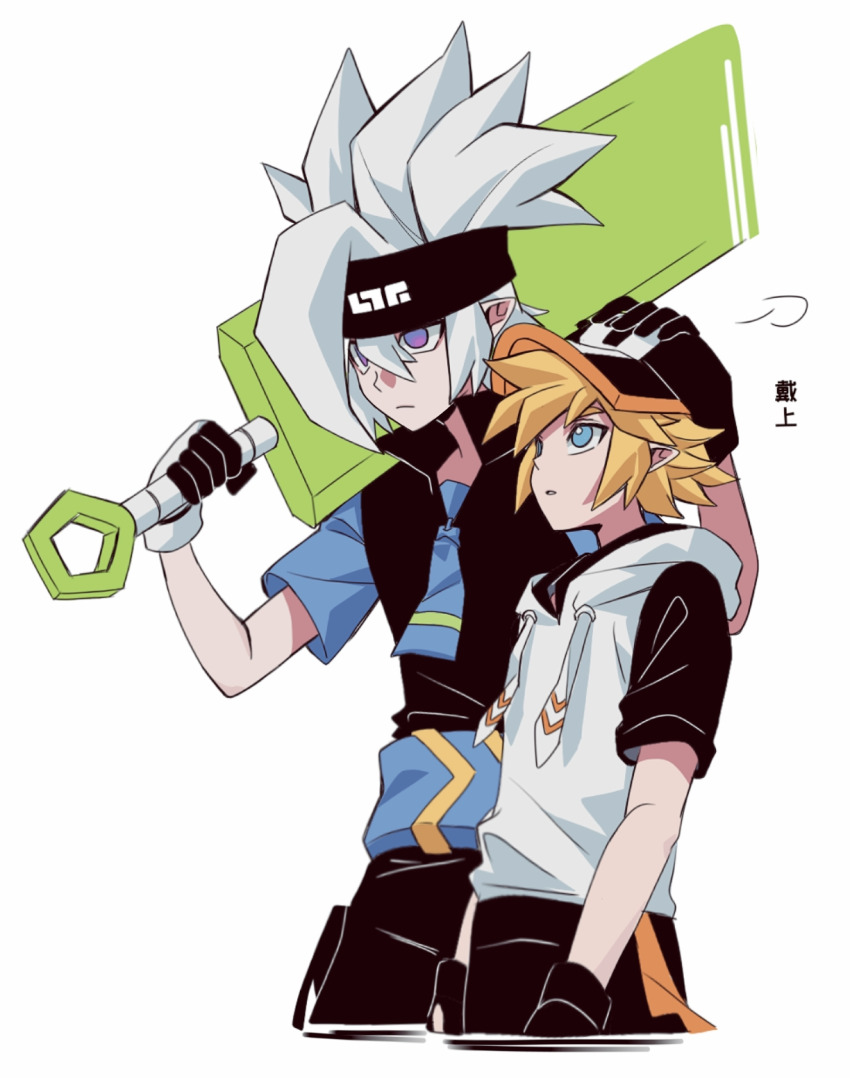 2boys aotu_world baseball_cap black_gloves black_hat black_headband black_vest blonde_hair blue_eyes blue_shirt carrying_over_shoulder chinese_text closed_mouth fingerless_gloves gloves grey_(aotu_world) grey_hair hair_between_eyes hair_over_one_eye hand_on_another&#039;s_head hat headband highres holding holding_sword holding_weapon hood hood_down hoodie king_(aotu_world) male_focus multiple_boys necktie over_shoulder parted_lips pointy_ears purple_eyes shirt short_hair short_sleeves simple_background spiked_hair sword vest wanniangugulanxiang weapon white_background white_hair white_hoodie yaoi