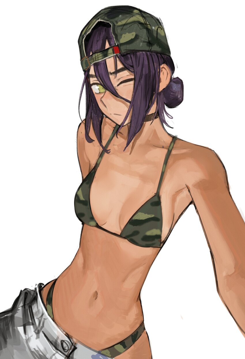 1girl absurdres alternate_costume baseball_cap bikini black_choker breasts camouflage camouflage_bikini camouflage_hat chainsaw_man choker closed_mouth green_eyes hair_between_eyes hat highres navel one_eye_closed purple_hair reze_(chainsaw_man) simple_background small_breasts solo swimsuit tefi_blum white_background