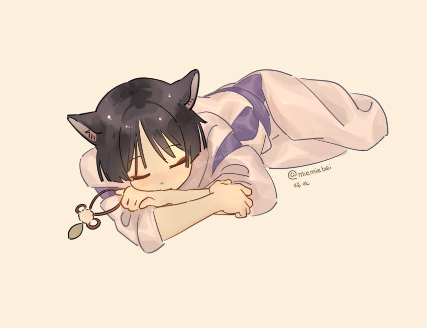 1boy animal_ear_fluff animal_ears black_hair blunt_ends cat_boy cat_ears closed_eyes clothing_cutout eyeliner eyeshadow feathers genshin_impact grey_background highres japanese_clothes kariginu kimono layered_kimono layered_sleeves lying makeup male_focus miemiebei on_stomach pants parted_bangs pom_pom_(clothes) purple_kimono purple_sash purple_sleeves red_eyeliner red_eyeshadow sash scaramouche_(genshin_impact) scaramouche_(kabukimono)_(genshin_impact) shoulder_cutout side_cutout sleeping solo string three-quarter_sleeves twitter_username unconscious white_pants white_sleeves yellow_feathers