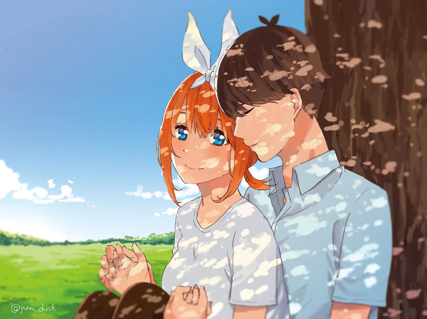 1boy 1girl against_tree alternate_costume black_hair blue_eyes blue_shirt blush closed_eyes closed_mouth collared_shirt day go-toubun_no_hanayome grasslands hair_ribbon hetero horizon looking_at_viewer nakano_yotsuba orange_hair outdoors ribbon shirt short_hair sky t-shirt tree twitter_username uesugi_fuutarou upper_body white_ribbon white_shirt yamada_(yum_duck)