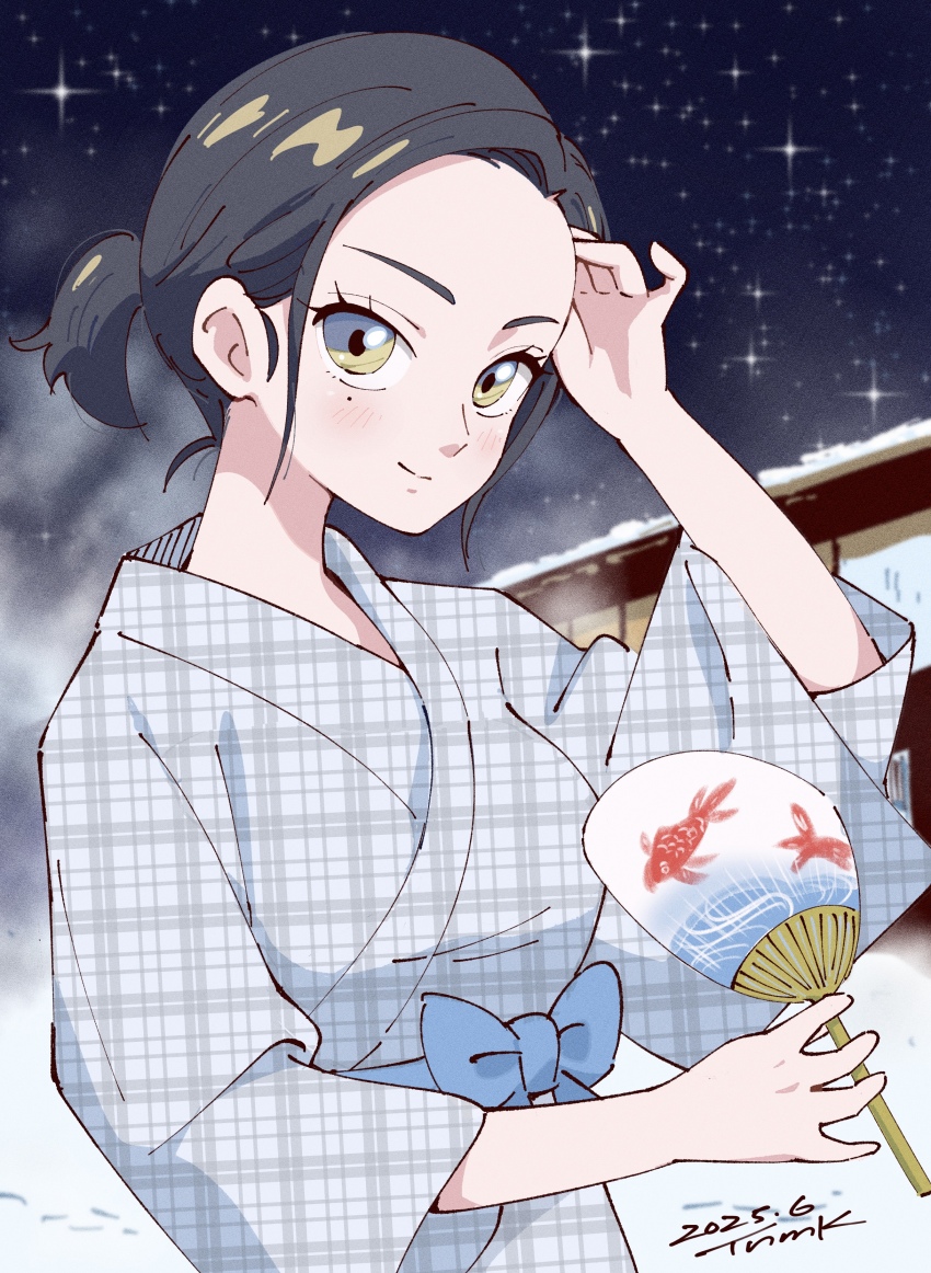 1girl absurdres black_hair blue_bow bow closed_mouth commentary_request comoli_harcourt dated gundam gundam_gquuuuuux highres holding holding_paddle japanese_clothes kimono looking_at_viewer mole mole_under_eye night night_sky paddle ponytail short_ponytail sidelocks signature sky smile solo star_(sky) tsunemoku yellow_eyes yukata