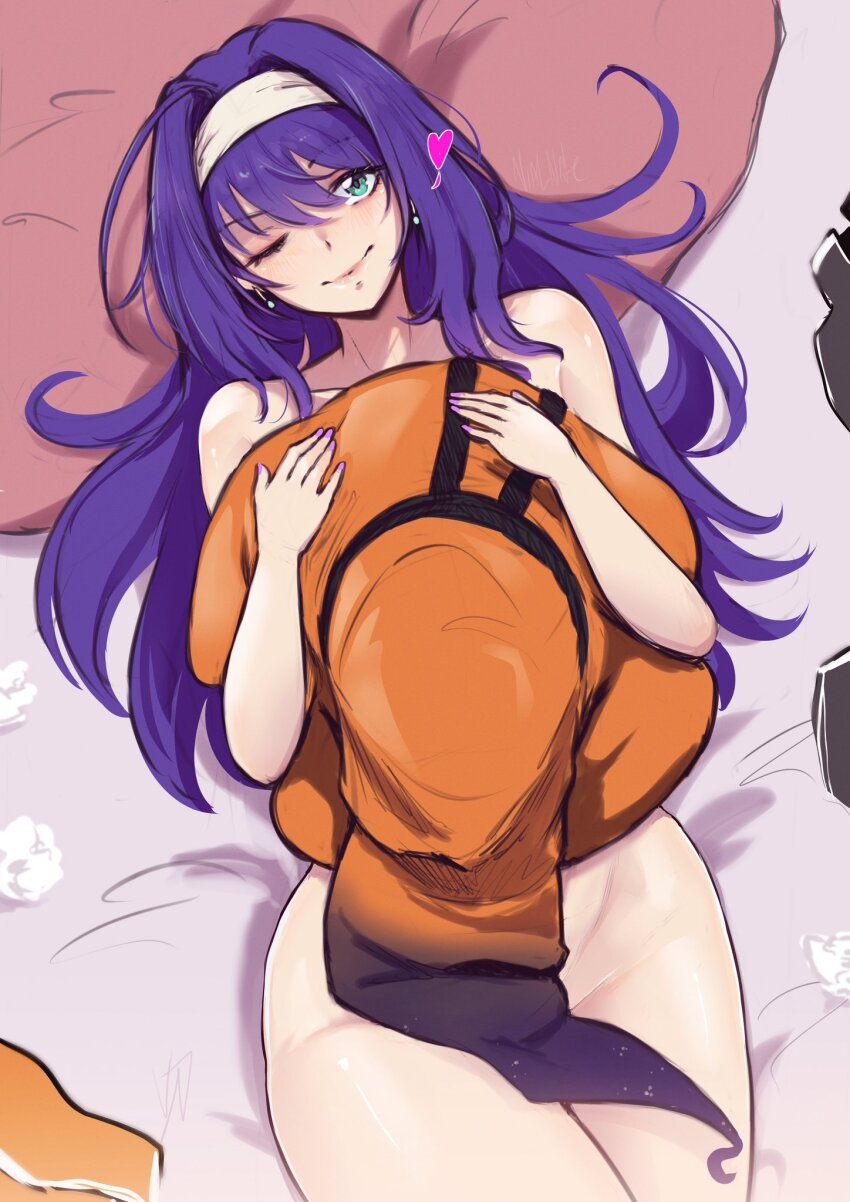 1girl ahoge closed_mouth commentary covering_privates earrings english_commentary fire_emblem fire_emblem:_path_of_radiance fire_emblem:_radiant_dawn fire_emblem_heroes green_eyes hair_intakes hairband hat highres jewelry large_hat looking_at_viewer lying mia_(fire_emblem) mia_(halloween)_(fire_emblem) nintendo nude nude_cover on_bed one_eye_closed orange_hat pillow pink_pillow purple_hair smile solo unworn_hat unworn_headwear vialnite white_hairband witch_hat