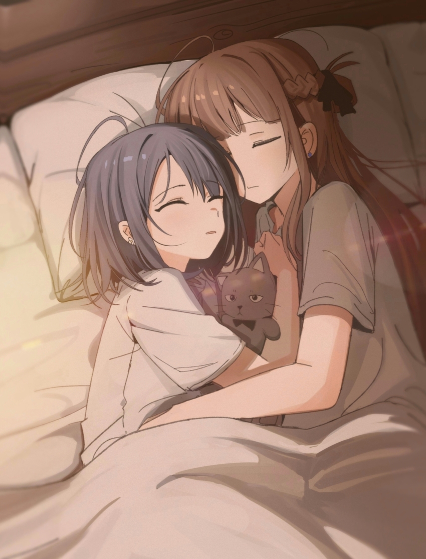 2girls absurdres blue_hair brown_hair cat chinese_commentary commentary_request grey_shirt haidao_mao highres hug long_hair lying miyagi_shiori multiple_girls pillow sendai_hazuki shirt short_sleeves shuuniichido_classmate_wo_kau_hanashi sleeping under_covers white_shirt yuri