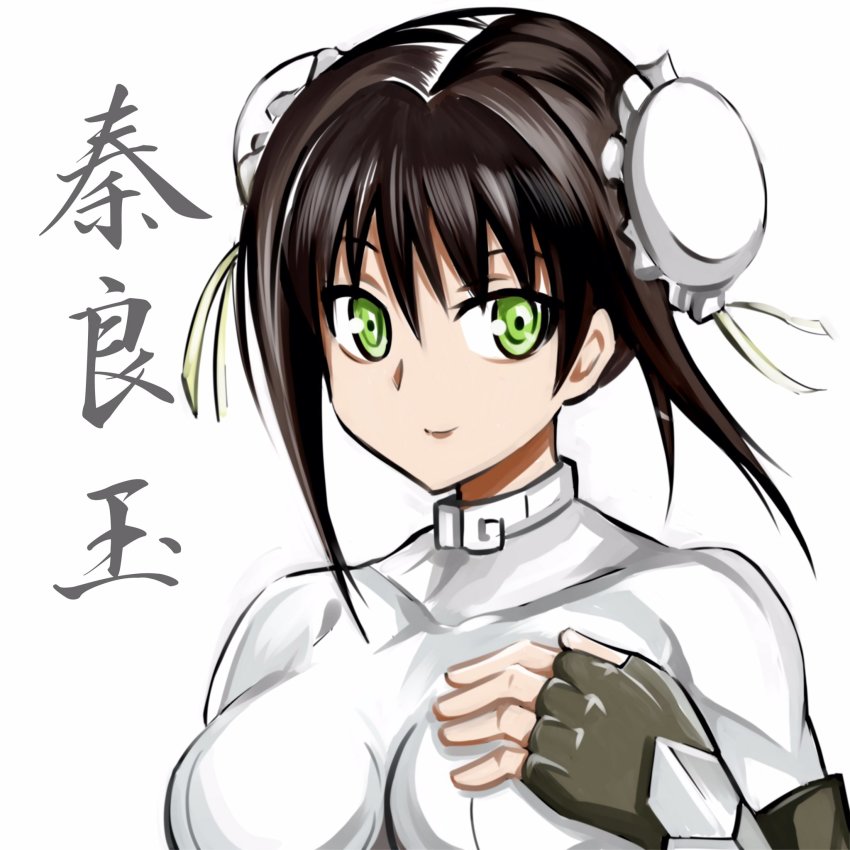 1girl bodysuit breasts brown_hair bun_cover character_name collarbone commentary_request double_bun fate/grand_order fate_(series) female_focus fingerless_gloves gloves green_eyes hair_bun highres inoue_kousei long_hair looking_at_viewer medium_breasts qin_liangyu_(fate) sidelocks smile solo tight_clothes translation_request upper_body white_background
