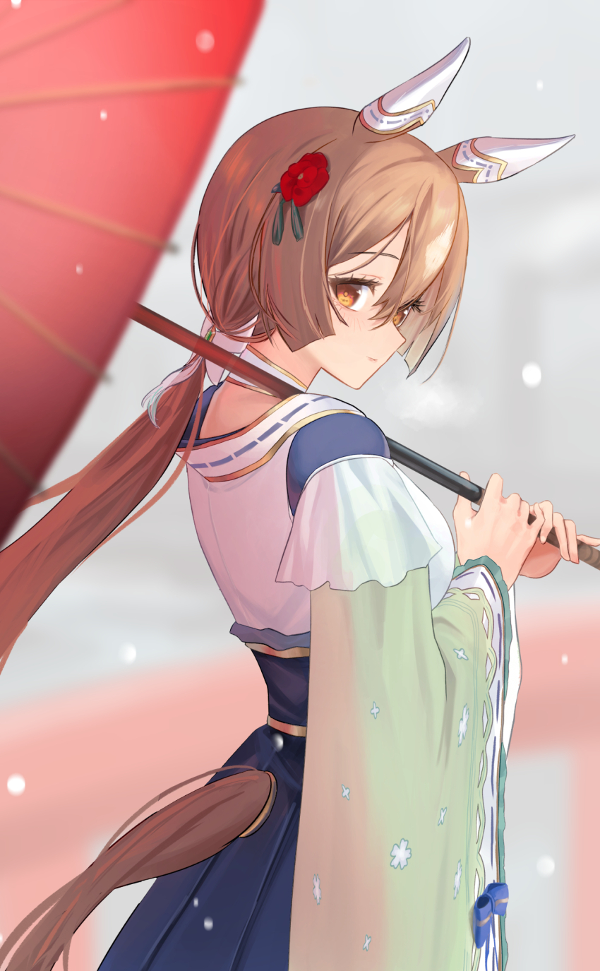 1girl animal_ears blue_sash blue_skirt blunt_sidelocks brown_eyes brown_hair choker clothing_cutout commentary cowboy_shot double-parted_bangs ear_covers flower frilled_sleeves frills from_behind from_side green_sleeves hair_between_eyes hair_flower hair_ornament hakama hakama_skirt highres holding holding_umbrella horse_ears horse_girl horse_tail japanese_clothes katuko_deluxe kimono layered_sleeves light_smile long_hair long_sleeves looking_at_viewer looking_back looking_to_the_side low_ponytail multicolored_hair multicolored_kimono official_alternate_costume official_alternate_hairstyle oil-paper_umbrella pleated_skirt ponytail red_flower ribbon-trimmed_kimono ribbon-trimmed_sleeves ribbon_trim sash satono_diamond_(floral_star_prosperous_green)_(umamusume) satono_diamond_(umamusume) short_over_long_sleeves short_sleeves sidelocks skirt snowing solo streaked_hair tail tail_through_clothes umamusume umbrella very_long_hair white_choker white_kimono wide_sleeves