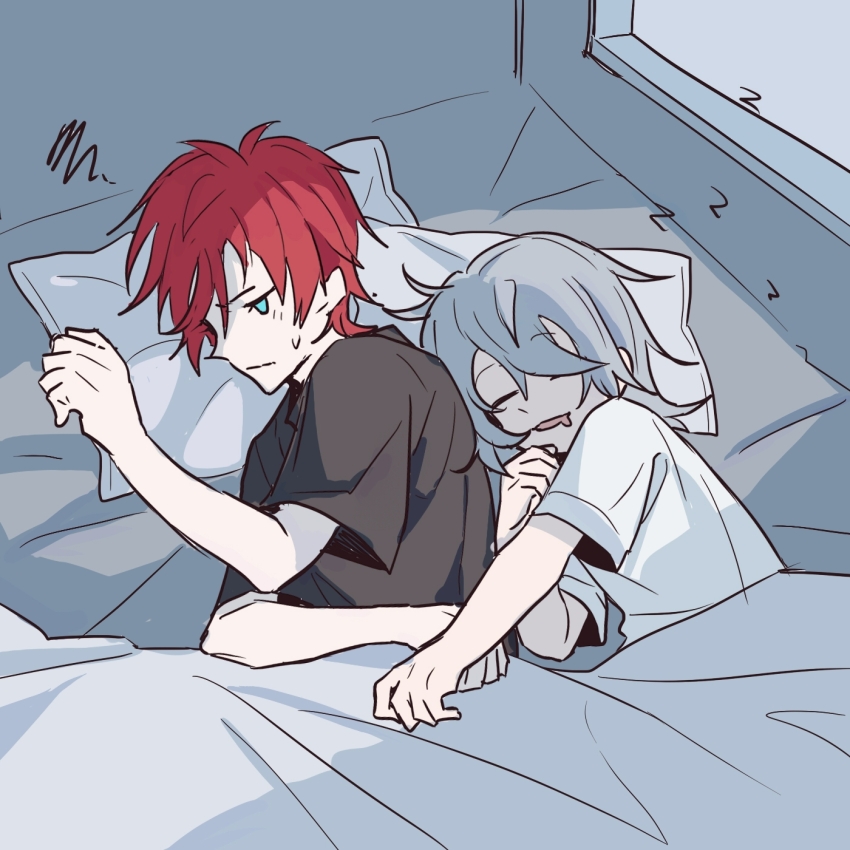 2boys amagi_rinne aqua_eyes black_shirt blanket chinese_commentary commentary_request drooling ensemble_stars! grey_hair highres indoors lying male_focus medium_hair mouth_drool multiple_boys on_side open_mouth pillow red_hair shared_bed shiina_niki shirt short_hair sleeping t-shirt tie_fei_wu_mang_dashuai under_covers white_shirt window zzz