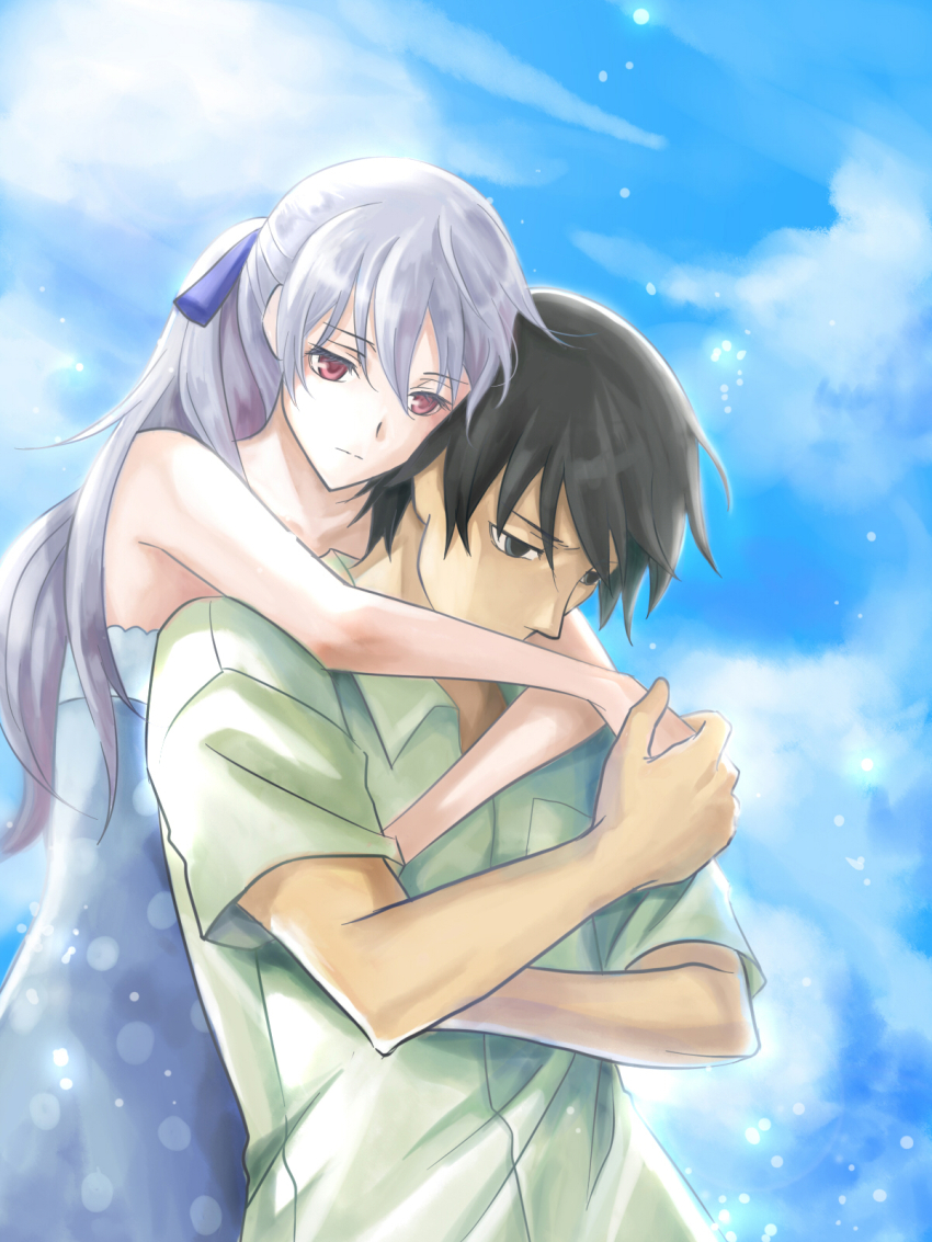 1boy 1girl bare_shoulders black_hair blue_sky darker_than_black destiny_unchain_online:_kyuuketsuki_shoujo_to_natte_yagate_aka_no_maou_to_yobareru_you_ni_narimashita green_shirt grey_hair highres hug shirt short_hair sky third-party_source wooga