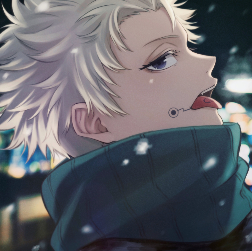 1boy absurdres blurry blurry_background city_lights cityscape commentary_request facial_mark from_side green_scarf highres inumaki_toge jujutsu_kaisen looking_at_viewer male_focus moxamog night open_mouth outdoors portrait purple_eyes scarf short_hair snowing solo spiked_hair teeth tongue tongue_out upper_teeth_only white_hair
