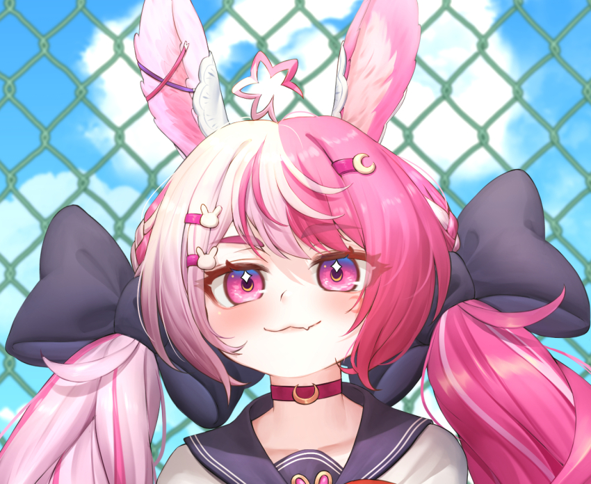 1girl :3 alternate_costume animal_ears black_bow blue_sailor_collar blue_sky bow bowtie braco braid chain-link_fence choker closed_mouth cloud cloudy_sky commentary_request crescent crescent_choker crescent_facial_mark crescent_hair_ornament day facial_mark fang fence frown hair_bow hair_ornament hairclip hairpin huge_bow idol_corp lalabell_lullaby light_blush long_hair looking_at_viewer multicolored_hair multiple_hairpins pink_eyes pink_hair purple_choker rabbit_brooch rabbit_ears rabbit_hair_ornament red_bow red_bowtie sailor_collar school_uniform serafuku skin_fang sky smirk smug spanish_commentary sparkling_eyes split-color_hair star_ahoge streaked_hair twintails upper_body v_arms variant_set virtual_youtuber white_hair white_serafuku