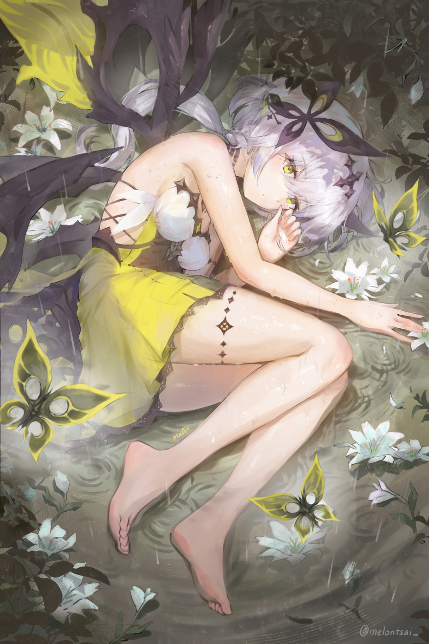 1girl absurdres bare_shoulders barefoot breasts bug butterfly chinese_commentary commentary_request dress duet_night_abyss feet full_body green_dress green_eyes hair_between_eyes hair_ornament hand_up highres insect insect_wings lying medium_breasts melon_(melontsai) on_side psyche_(duet_night_abyss) rain solo thighs toes twitter_username white_hair wings