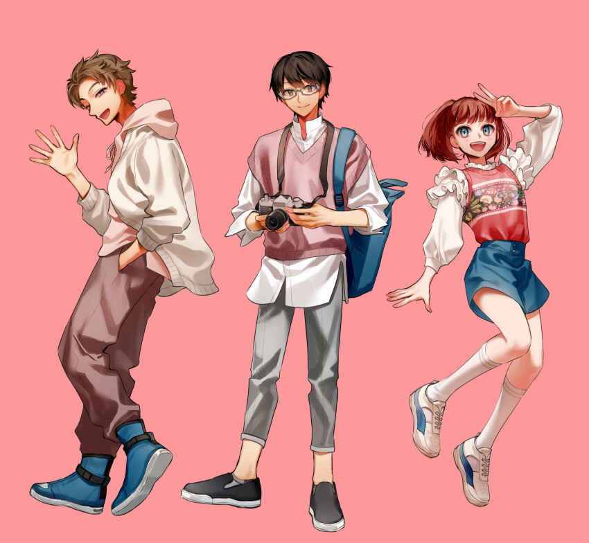 1girl 2boys absurdres backpack bag black_hair blue_eyes brown_hair brown_pants camera facing_viewer full_body green_eyes hand_in_pocket highres holding holding_camera ichimonjikun2 kneehighs knees_together_feet_apart looking_at_viewer midair mikumo_osamu multiple_boys narrowed_eyes open_mouth pants pink_background red_hair shoes short_hair smile sneakers socks standing suwa_koutarou taketomi_sakurako v waving world_trigger