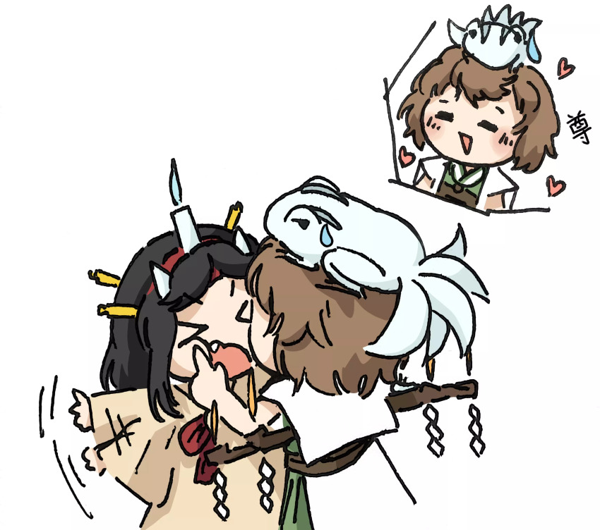&gt;_&lt; 2others absurdres androgynous animal animal_on_head azuma_kaisen azuma_kaisen_(frog) baila_kuangzi black_hair brown_hair candle cape chibi closed_eyes green_kimono hairband heart highres horns japanese_clothes kesa_kujiru kesa_kujiru_(slug) kimono len&#039;en long_sleeves medium_hair multiple_others ogata_garaiya on_head other_focus red_hairband short_hair simple_background sketch smile sweatdrop taira_no_chouki translation_request white_background white_cape white_horns yellow_kimono