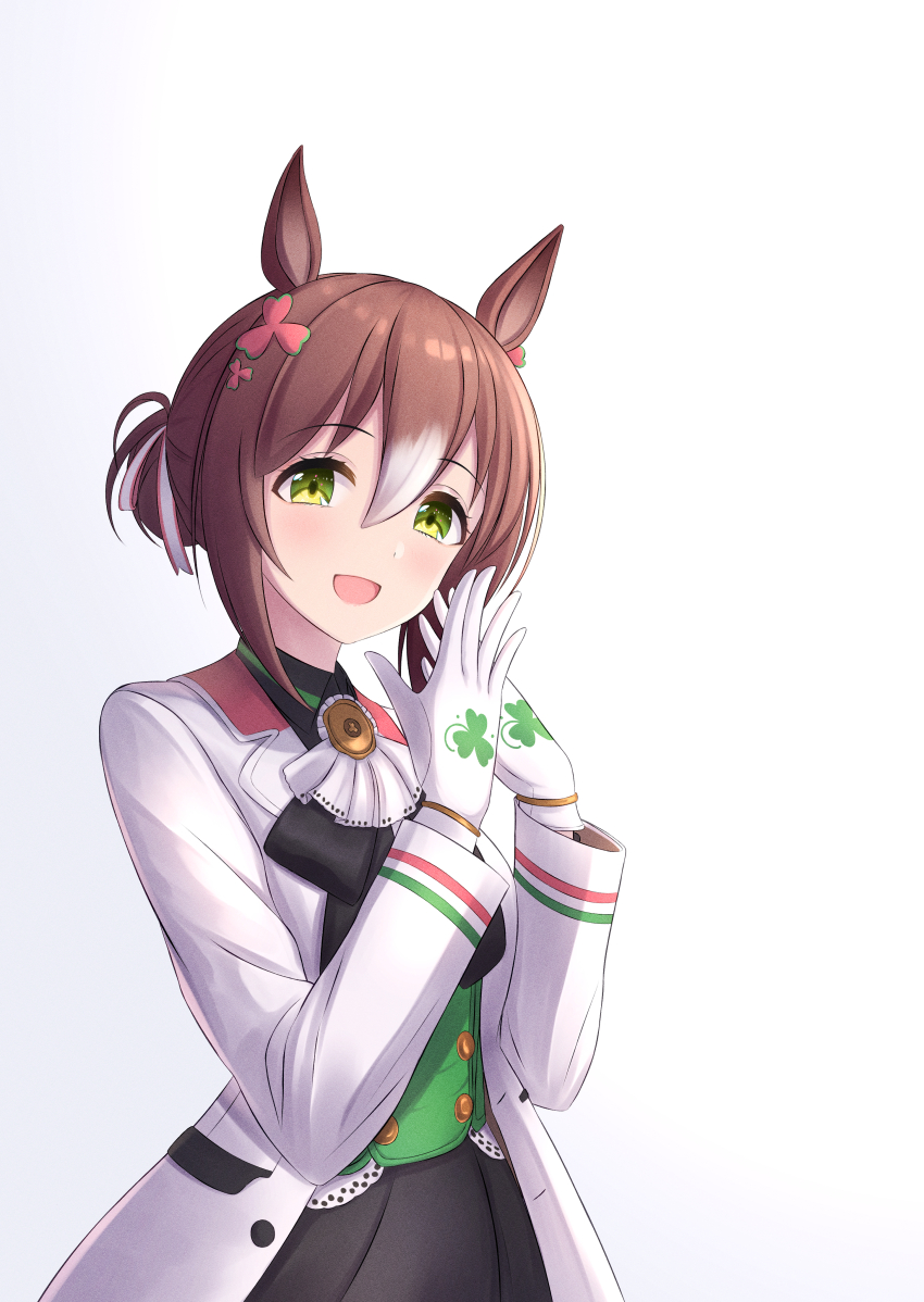 1girl :d absurdres animal_ears black_skirt blush brown_hair clover_hair_ornament commentary_request cowboy_shot fine_motion_(umamusume) gloves green_eyes hair_between_eyes hair_ornament highres horse_ears horse_girl jacket looking_at_viewer multicolored_hair open_mouth simple_background skirt smile solo sonicxeon two-tone_hair umamusume white_background white_gloves white_hair white_jacket