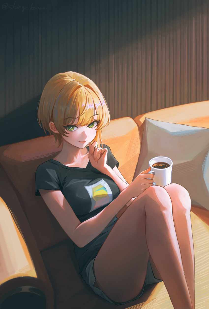 1girl absurdres black_shirt blonde_hair closed_mouth coffee commentary_request couch cup green_eyes grey_shorts hair_intakes highres holding holding_cup idolmaster idolmaster_cinderella_girls indoors knees_up looking_at_viewer miyamoto_frederica on_couch pillow qingli_ye shirt short_hair short_shorts short_sleeves shorts smile solo thighs