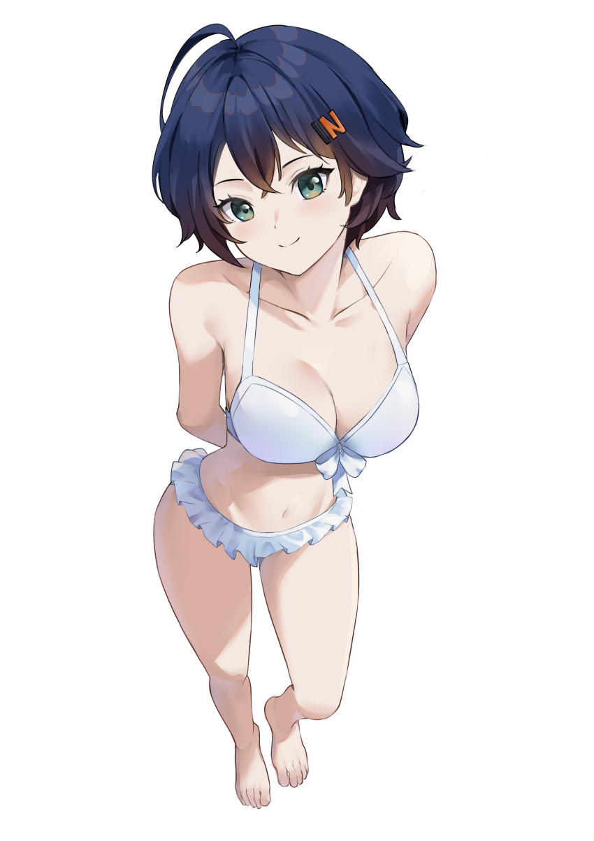 1girl absurdres alternate_costume arms_behind_back barefoot belle_(zenless_zone_zero) bikini black_hair breasts camus_(luthfancamus) cleavage closed_mouth collarbone commentary from_above green_eyes hair_ornament highres letter_hair_ornament looking_at_viewer medium_breasts navel short_hair simple_background smile solo standing swimsuit white_background white_bikini zenless_zone_zero