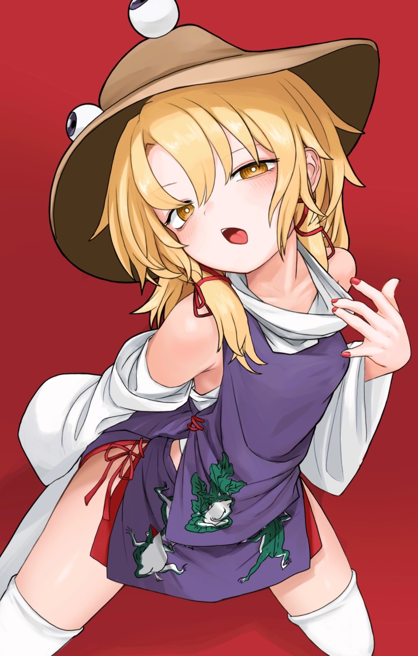 1girl animal_print bare_shoulders blonde_hair blush bright_pupils brown_hat collarbone commentary_request detached_sleeves fingernails frog_print hair_between_eyes hair_ribbon hat highres long_sleeves looking_at_viewer medium_hair moriya_suwako nail_polish neritch open_mouth purple_vest red_background red_nails red_ribbon ribbon ringed_eyes shirt simple_background sleeveless sleeveless_shirt solo thighhighs tongue touhou turtleneck turtleneck_shirt undershirt vest white_pupils white_shirt white_sleeves white_thighhighs yellow_eyes