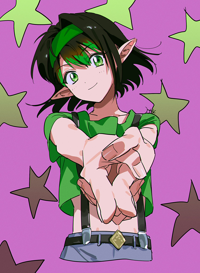 1boy aged_down bang_(gesture) belt black_belt black_hair cropped_legs finger_gun fingernails green_eyes green_hairband green_shirt hair_intakes hairband hanabatake_chaika hanabatake_chaika_(young) highres looking_at_viewer male_focus midriff multicolored_hair nijisanji pink_background pointing pointing_at_viewer pointy_ears popogano shirt short_hair smile solo star_(symbol) streaked_hair suspenders virtual_youtuber