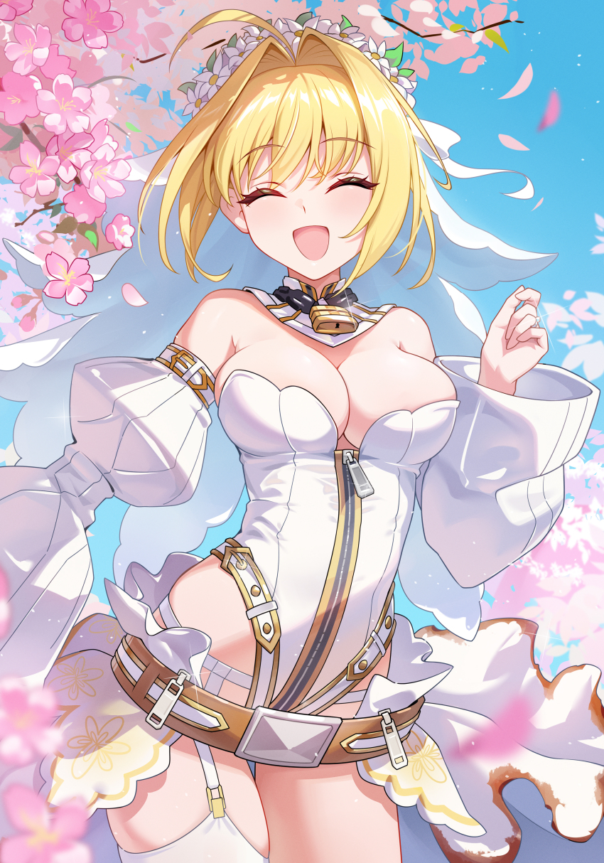 1girl absurdres bare_shoulders belt blonde_hair blue_sky breasts chain day detached_sleeves falling_petals fate/extra fate/extra_ccc fate/grand_order fate_(series) flower full-length_zipper green_eyes hair_between_eyes head_wreath highres jewelry large_breasts laurel_crown leotard lock long_hair looking_at_viewer loose_belt nero_claudius_(bride)_(fate) nero_claudius_(bride)_(third_ascension)_(fate) nero_claudius_(fate) open_mouth outdoors padlock padlocked_collar petals pink_petals puffy_detached_sleeves puffy_sleeves red_flower ring shenqi_xiao_hong_zai_nali sky smile solo sunlight wedding_ring white_leotard white_sleeves wreath zipper