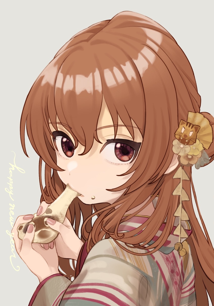 1girl aisaka_taiga brown_hair commentary_request eating food food_on_face gradient_background hair_between_eyes hair_ornament highres holding holding_food japanese_clothes kimono long_hair looking_at_viewer looking_back nail_polish palmtop_tiger pink_nails red_eyes solo tanupon toradora! upper_body yukata