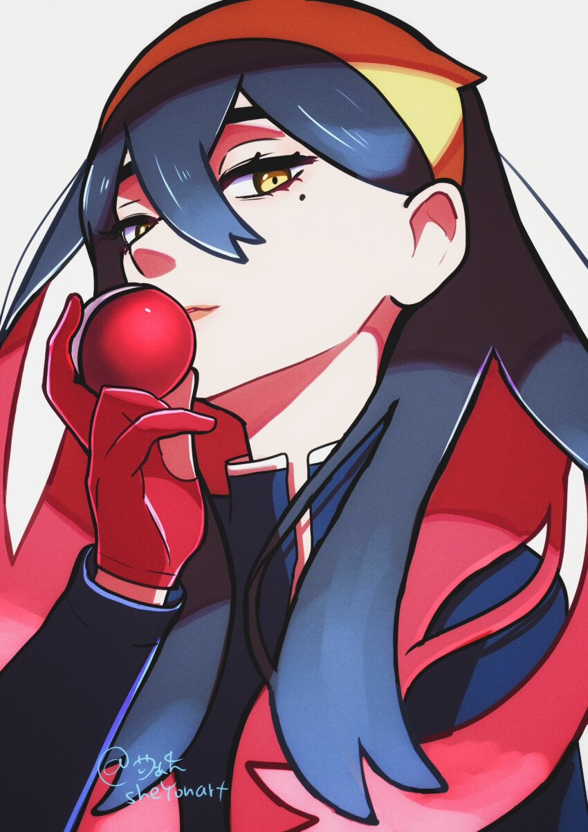 1girl artist_name black_hair blue_jacket carmine_(pokemon) colored_inner_hair gloves hair_between_eyes hairband highres holding holding_poke_ball jacket long_sleeves looking_at_viewer mole mole_under_eye multicolored_hair nintendo partially_fingerless_gloves poke_ball poke_ball_(basic) pokemon pokemon_sv red_gloves red_hair sheyona solo two-tone_hair upper_body white_background yellow_eyes yellow_hairband