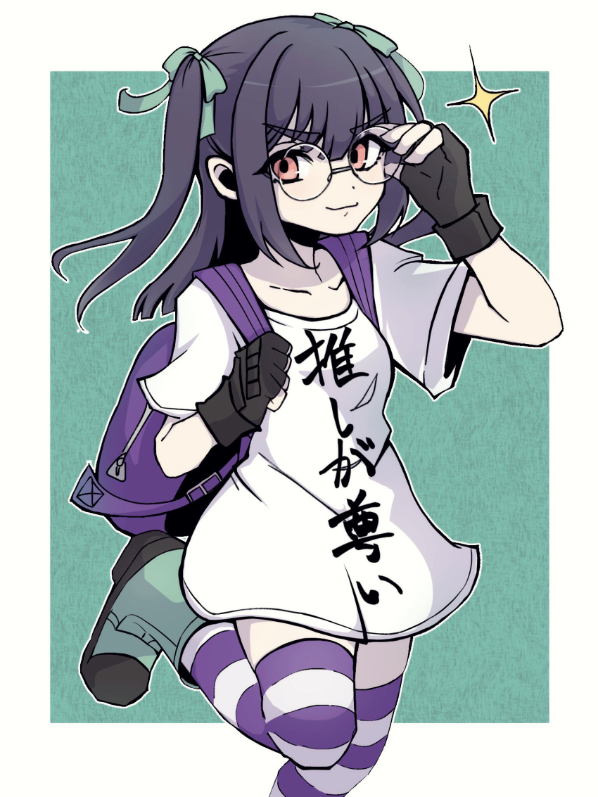 1girl backpack bag black_gloves blunt_ends boots border closed_mouth commentary_request fingerless_gloves glasses gloves green_background green_boots highres long_hair orange_eyes outside_border print_shirt purple_bag purple_hair round_eyewear shin_subarashiki_kono_sekai shirt sidelocks smile solo sparkle standing standing_on_one_leg striped_clothes striped_thighhighs subarashiki_kono_sekai t-shirt thighhighs translation_request usui_nagi v-shaped_eyebrows white_border white_shirt yama_(toaru_puyopuyo)