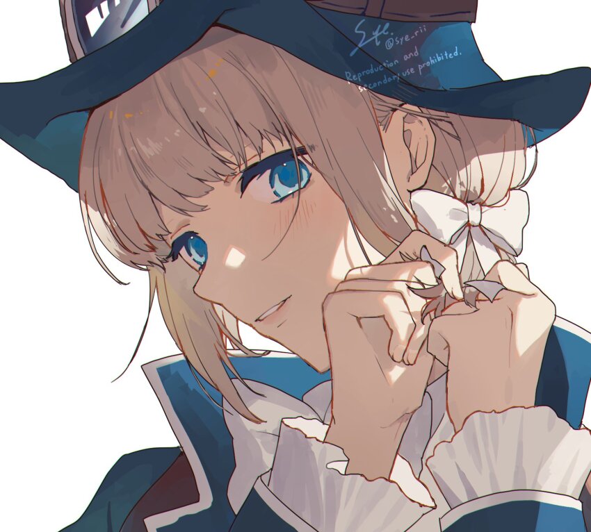 1boy blonde_hair blue_coat blue_eyes blue_hat blush bow coat fate/grand_order fate_(series) hair_bow hat highres long_sleeves male_focus oberon_(exhibition_attire)_(fate) oberon_(fate) official_alternate_costume parted_lips portrait short_hair side_ponytail simple_background smile solo syerii tying_hair white_background white_bow
