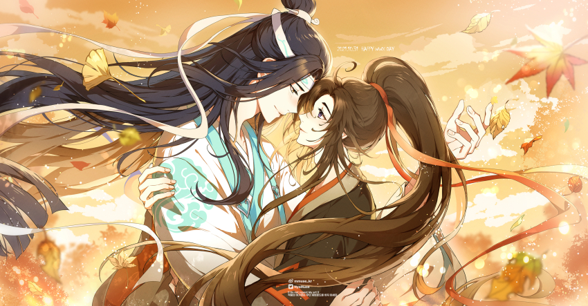 2boys ahoge artist_name bishounen black_hair black_robe blurry blurry_background blush brown_eyes brown_hair chinese_clothes closed_mouth cloud cloud_print commentary_request eye_contact eyelashes falling_leaves floating_hair ginkgo_leaf hair_between_eyes hair_bun hair_ornament hair_ribbon hand_up hanfu headband high_ponytail highres hug lan_wangji leaf lens_flare light_particles long_hair long_sleeves looking_at_another male_focus maple_leaf modao_zushi multiple_boys muse_(rainforest) noses_touching orange_sky outdoors parted_bangs ponytail profile red_ribbon ribbon robe sidelocks single_hair_bun sky smile tree twitter_logo twitter_username very_long_hair watermark wei_wuxian weibo_watermark weibo_watermark white_headband white_ribbon white_robe xiangyun xiao_guan_(headdress) yaoi