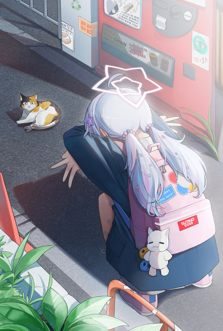 1girl absurdres arms_up backpack bag blue_archive blue_hair calico_(pattern) calico_cat cat_shadow_puppet_(meme) commentary crossed_arms double_w hair_ornament halo highres korean_text long_hair meme middle_w multicolored_hair outdoors pink_bag pink_hair reisa_(blue_archive) shadow solo squatting sr_(se0run) star_(symbol) star_hair_ornament twintails two-tone_hair vending_machine w