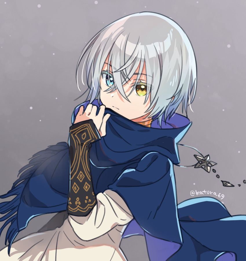 1girl absurdres blue_eyes cloak closed_mouth crossed_bangs expressionless gloves grey_background hair_between_eyes heterochromia highres jewelry katsura_ichiho long_sleeves looking_at_viewer nazamil_(tales) necklace short_hair sidelocks simple_background solo tales_of_(series) tales_of_arise upper_body white_hair yellow_eyes