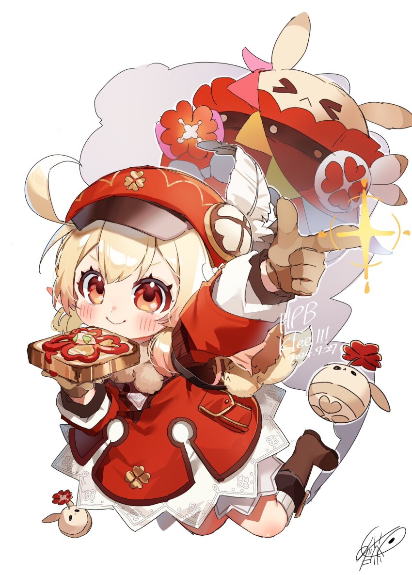 &gt;_&lt; 1girl ahoge arm_up artist_name bag_charm blonde_hair bloomers blush bomb boots bread bread_slice brown_boots brown_gloves cabbie_hat character_name charm_(object) closed_mouth clover_print coat commentary_request dated dodoco_(genshin_impact) dress explosive eyelashes fish-flavored_toast_(genshin_impact) food genshin_impact gloves hair_between_eyes hand_up happy_birthday hat hat_feather highres holding holding_food jumping jumpy_dumpty klee_(genshin_impact) long_hair long_sleeves looking_at_viewer low_twintails meda_cha outstretched_arm pocket pointy_ears pom_pom_(clothes) puffy_long_sleeves puffy_sleeves red_coat red_eyes red_hat ribbed_socks sidelocks signature simple_background smile socks solo toast twintails underwear v-shaped_eyebrows white_background white_bloomers white_dress white_socks