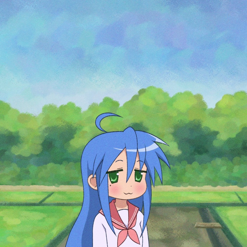 1girl :3 ahoge blue_hair blue_sky blush cryptidhermit dot_nose green_eyes hair_between_eyes highres izumi_konata long_hair lucky_star mole mole_under_eye neckerchief outdoors pink_neckerchief sailor_collar school_uniform sky solo very_long_hair