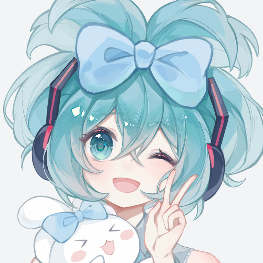 &gt;_&lt; 1girl aqua_bow aqua_eyes aqua_hair blush blush_stickers bow chinese_commentary cinnamiku cinnamoroll close-up commentary_request creature crossed_bangs ear_bow folded_twintails fuwa_fuwa_cinnamoroll grey_background hair_bow hatsune_miku headphones highres holding holding_creature looking_at_viewer mibai_yume one_eye_closed open_mouth portrait sanrio sidelocks simple_background smile solo tied_ears updo v vocaloid