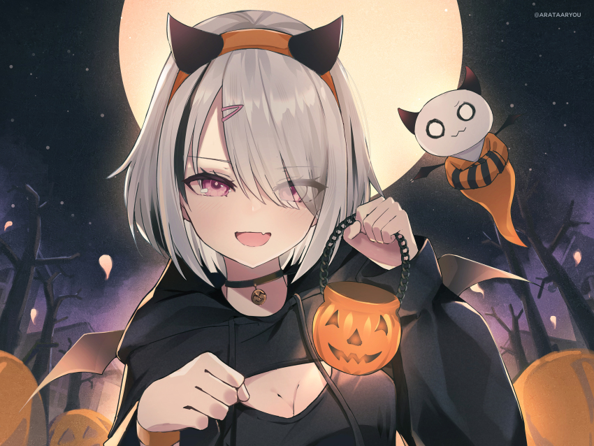 1girl :d absurdres alternate_costume arata_ryou arms_up artist_name asumi_sena bare_tree basket bat_wings black_choker black_hoodie black_horns black_shirt black_streaks blush breasts choker cleavage commentary_request eyes_visible_through_hair fake_horns fake_wings fang full_moon grey_hair hair_ornament hair_over_one_eye hairband hairclip halloween highres holding holding_basket hood hoodie horns house long_sleeves looking_at_viewer medium_breasts moon multicolored_hair open_mouth orange_hairband outdoors paw_pose pumpkin purple_eyes shirt short_hair skin_fang sky sleeves_past_wrists smile solo star_(sky) starry_sky streaked_hair tree upper_body virtual_youtuber vspo! wings wristband