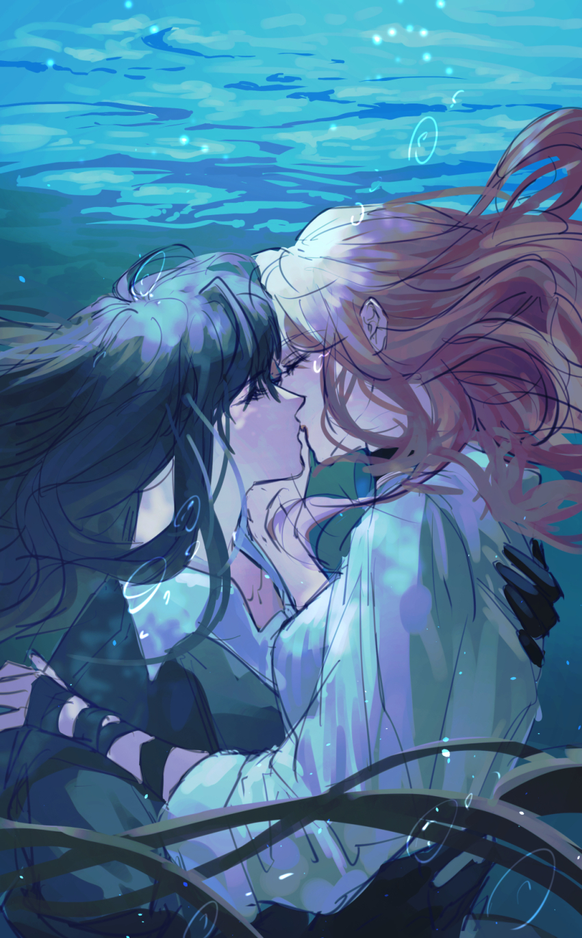 2girls air_bubble black_coat black_gloves black_hair brown_hair bubble closed_eyes coat commentary gloves hand_on_another&#039;s_face hashtag-only_commentary highres kiss kurokawa_karasu multiple_girls path_to_nowhere rahu_(path_to_nowhere) shalom_(path_to_nowhere) shirt underwater white_shirt yuri