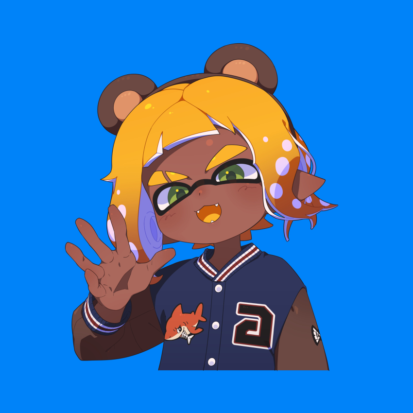 1boy absurdres animal_ear_hairband animal_ears bear_ears blonde_hair blue_background blue_jacket brown_hair brown_hairband brown_sleeves colored_tongue commentary_request cropped_shoulders dark-skinned_male dark_skin eyebrow_cut fake_animal_ears fangs gradient_hair green_eyes hairband hand_up highres inkling inkling_boy inkling_player_character jacket letterman_jacket long_sleeves male_focus multicolored_hair nintendo open_hand open_mouth pointy_ears short_hair simple_background smile solo splatoon_(series) surume01417 tentacle_hair thick_eyebrows yellow_tongue
