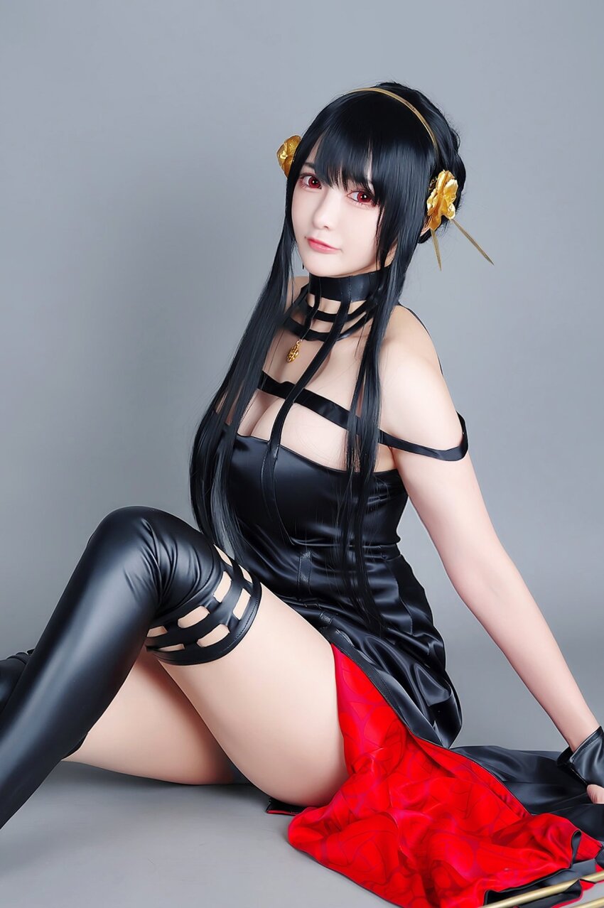 1girl bare_shoulders black_dress black_hair breasts cleavage closed_mouth cosplay cosplay_photo dress earrings female_focus flower hair_flower hair_ornament hairband highres jewelry kipi_84 large_breasts looking_at_viewer on_floor photo_(medium) real_life red_eyes sitting sleeveless sleeveless_dress smile solo spy_x_family yor_briar yor_briar_(cosplay)