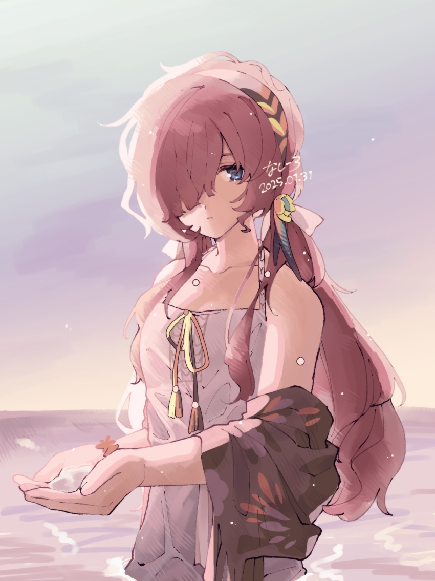 1girl artist_name bare_arms blue_eyes blue_sky capelet dated dress gradient_sky green_capelet green_hairband hair_over_one_eye hairband highres holding_water horizon long_hair looking_at_viewer low_twintails nashiro_(v0_llp) ocean official_alternate_costume purple_sky red_hair reverse:1999 sky sleeveless sleeveless_dress solo twintails upper_body white_dress yellow_sky yenisei_(around_the_riverbend)_(reverse:1999) yenisei_(reverse:1999)