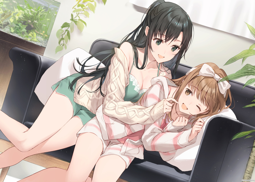 2girls :d ;d absurdres bare_legs bow breasts brown_eyes brown_hair camisole cleavage couch dutch_angle finger_to_another&#039;s_cheek fish_tank fuyu_memory_~kimi_to_dousei_to_yume_no_tsuzuki~ green_eyes hair_bow highres hood hoodie kawase_yuzuno key_visual leaf long_hair looking_at_another lying multiple_girls off_shoulder official_art on_couch on_side one_eye_closed open_mouth ponytail promotional_art protagonist_(fuyu_memory) shorts smile sukerasono sweater weee_(raemz) yuri