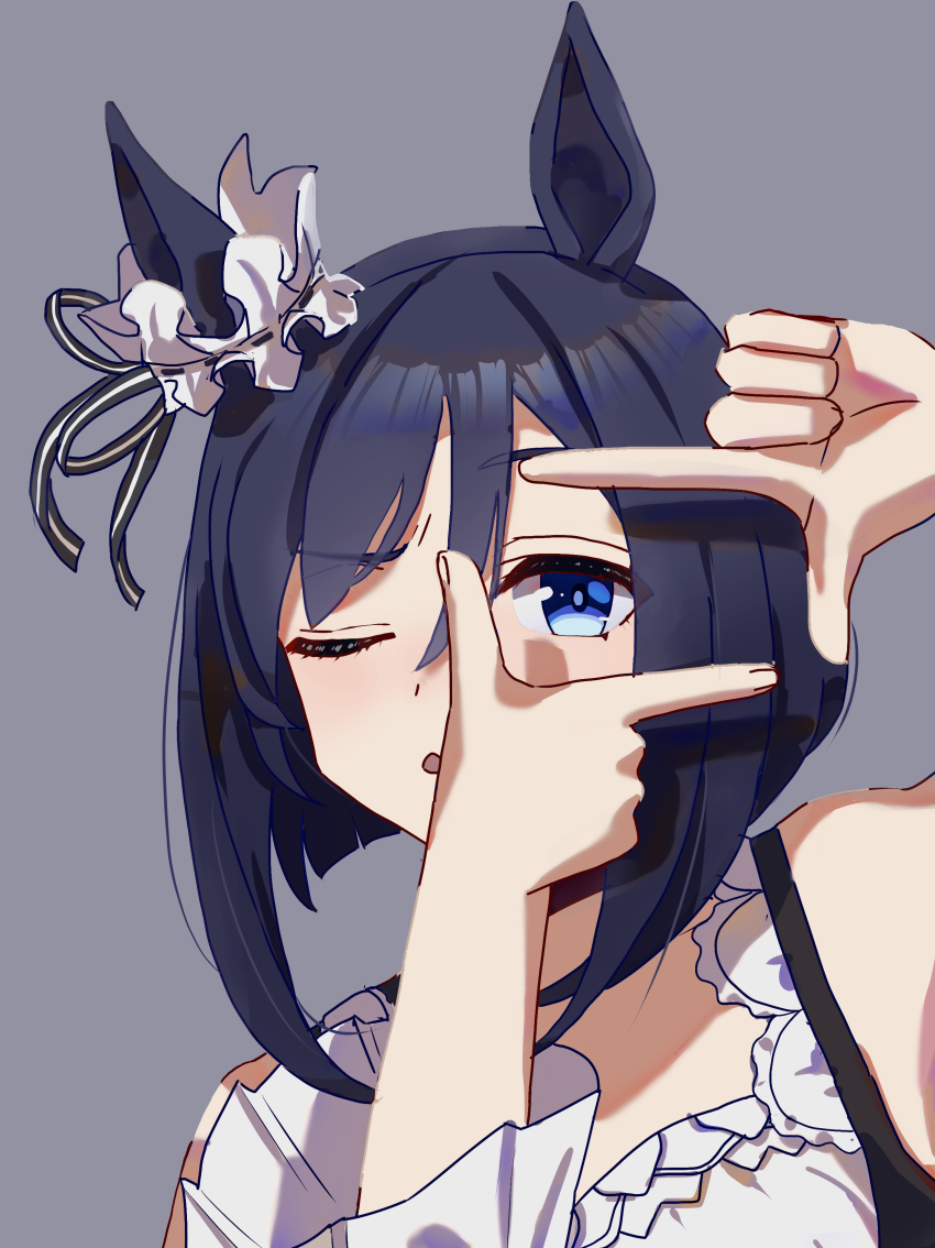 1girl absurdres animal_ears bare_shoulders black_hair blue_eyes choker commentary_request detached_sleeves ear_ornament eishin_flash_(umamusume) grey_background hair_between_eyes highres horse_ears horse_girl long_sleeves no_uwazumi one_eye_closed red_choker short_hair simple_background smile solo umamusume upper_body