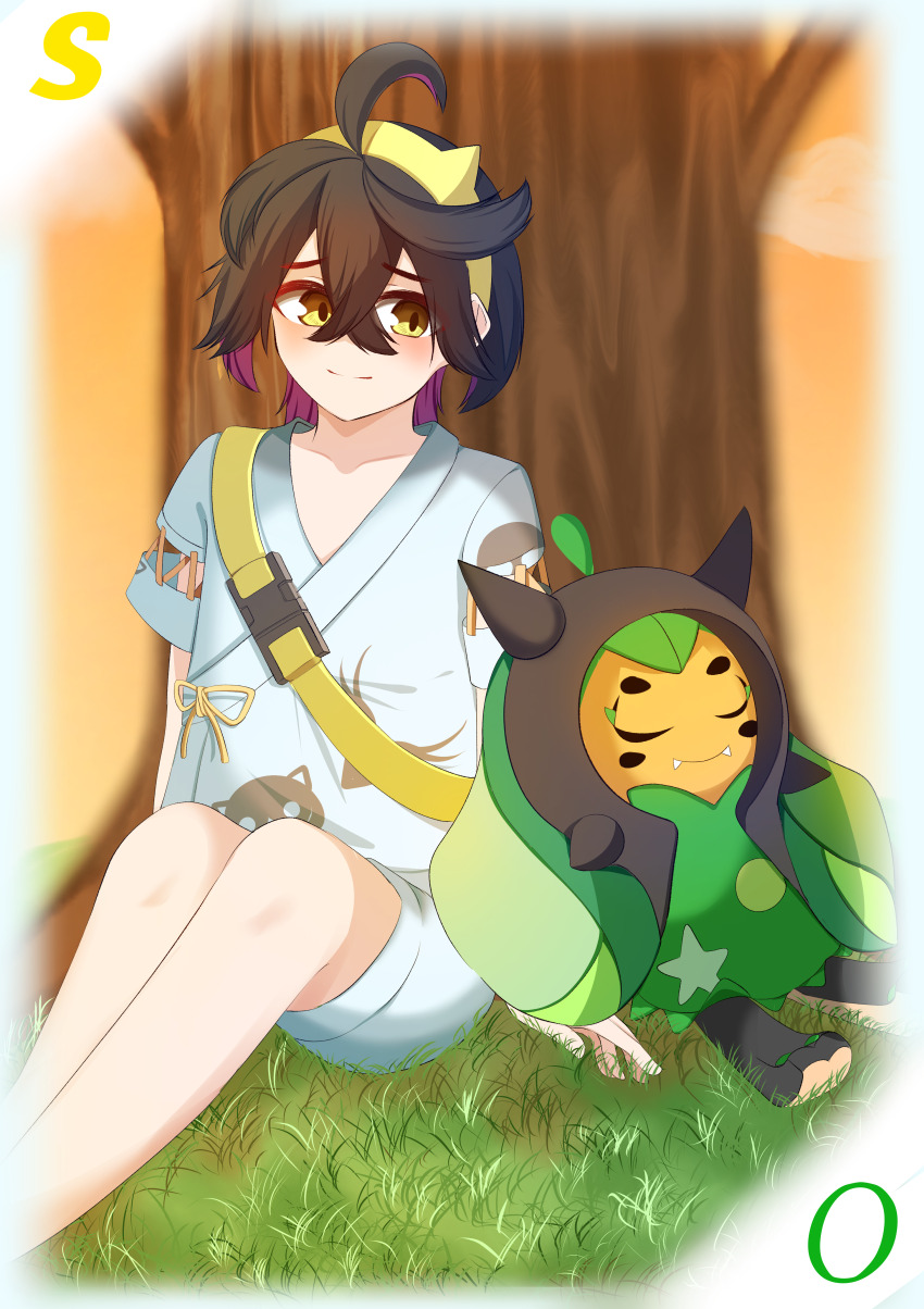 1boy absurdres against_tree ahoge arms_at_sides artist_request backpack bag black_hair child closed_eyes collarbone colored_inner_hair crossed_bangs gen_9_pokemon good_end grass hair_between_eyes hairband happy highres huge_filesize japanese_clothes jinbei_(clothes) kieran_(pokemon) knees_to_chest knees_up legs legs_together light_blush looking_at_another male_focus medium_hair mole mole_on_neck multicolored_hair nature neck nintendo official_alternate_costume ogerpon outdoors pokemon pokemon_sv purple_hair short_sleeves shorts sidelocks sitting size_difference sky sleeping smile thighs traditional_clothes tree twilight two-tone_hair wide_sleeves yellow_bag yellow_eyes yellow_hairband