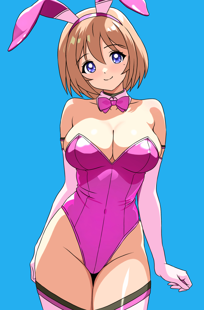 1girl 323037 absurdres animal_ear_hairband animal_ears blue_background blue_eyes bow bowtie breasts brown_hair detached_collar elbow_gloves fake_animal_ears gloves hairband highres large_breasts leotard looking_at_viewer original pink_bow pink_bowtie pink_leotard playboy_bunny rabbit_ears rabbit_tail short_hair smile solo standing strapless strapless_leotard tail thighhighs white_gloves
