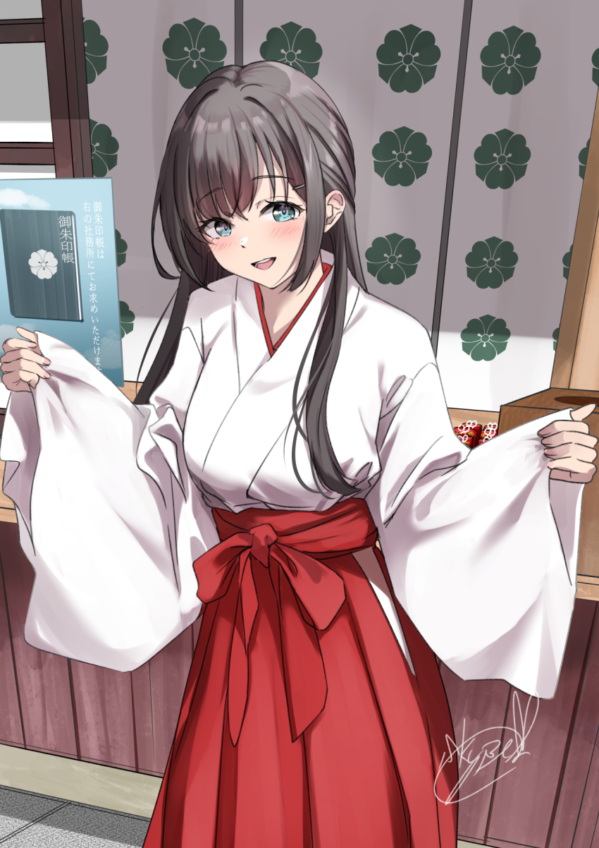 1girl black_hair blush commission hakama hakama_skirt highres japanese_clothes kimono long_hair looking_at_viewer miko original outdoors pleated_skirt red_hakama signature skeb_commission skirt smile solo soragane_(banisinngurei) straight_hair very_long_hair white_kimono